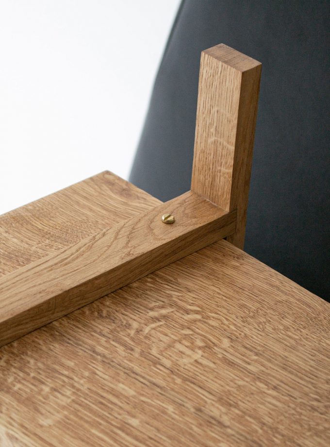 Minimalist Oak Shelving Unit: Functional Elegance