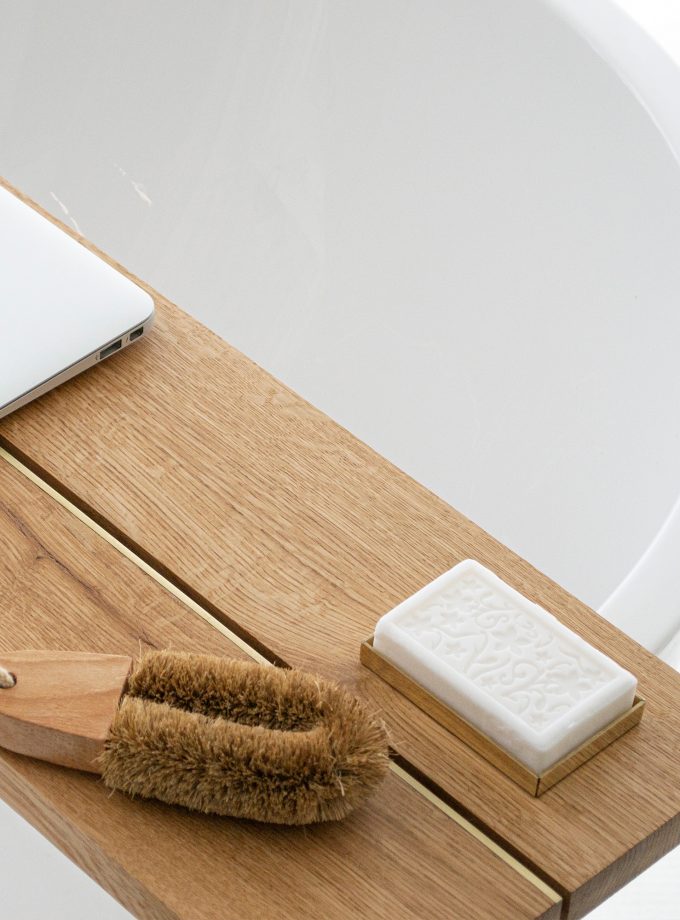 Timeless Elegance: Oak Bathtub Tray with Natural Brass Embellishments