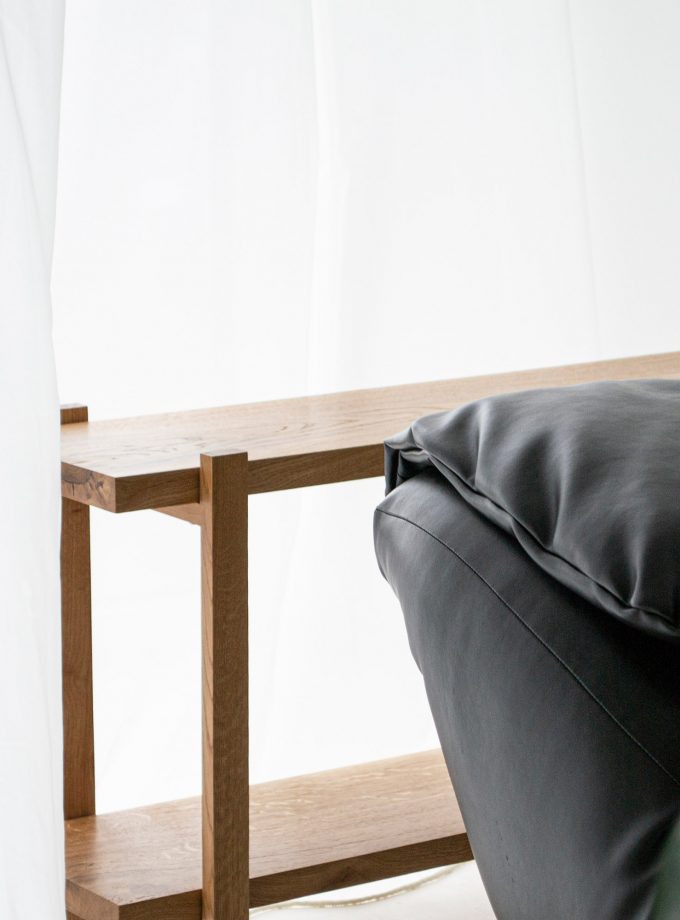 Minimalist Oak Shelving Unit: Functional Elegance