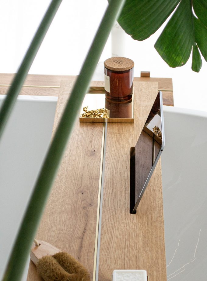 Timeless Elegance: Oak Bathtub Tray with Natural Brass Embellishments