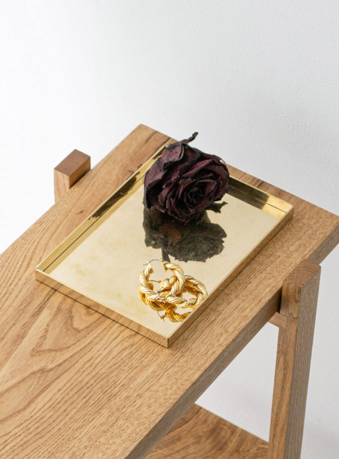 Minimalist Oak Shelving Unit: Functional Elegance