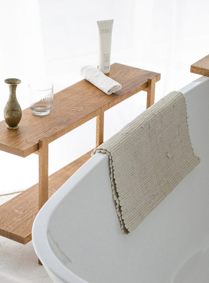 Minimalist Oak Shelving Unit: Functional Elegance